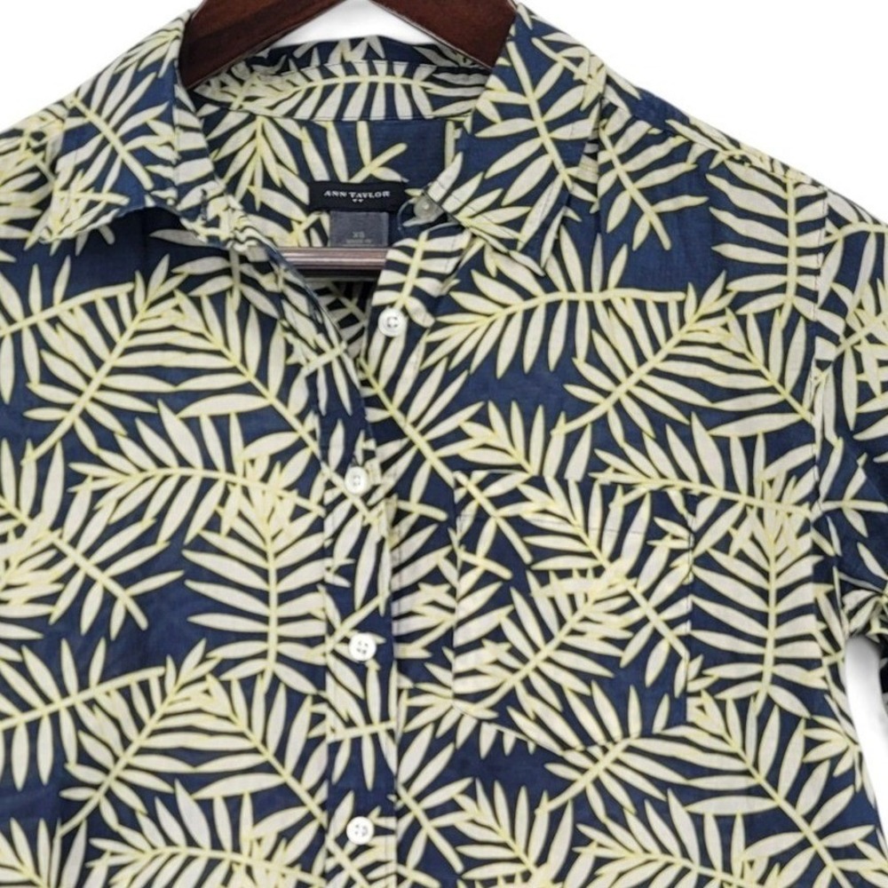 Ann Taylor Tropical Palm Leaf Button Front Shirt XS Coastal Resort Vacation